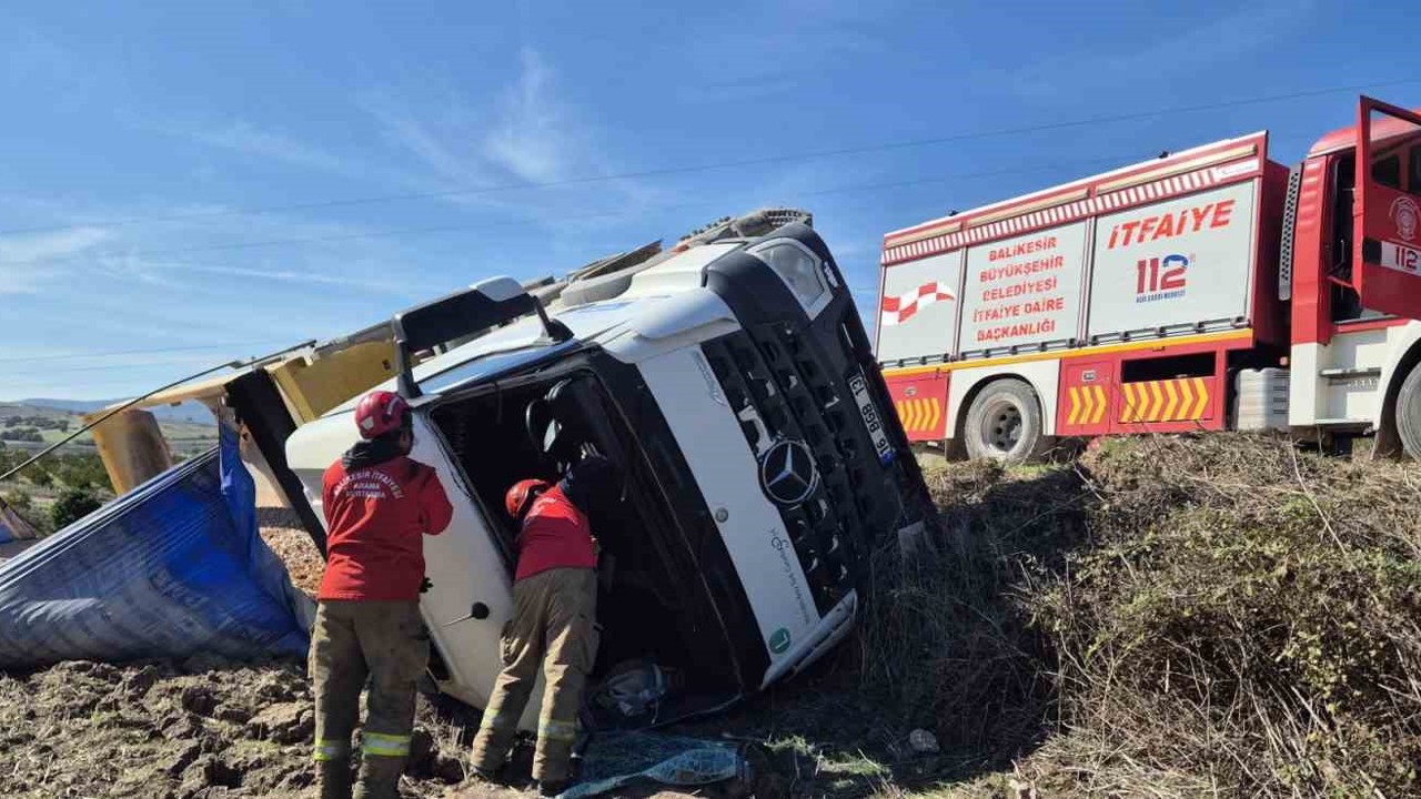 Susurluk’ta devrilen tırda 1 kişi yaralandı
