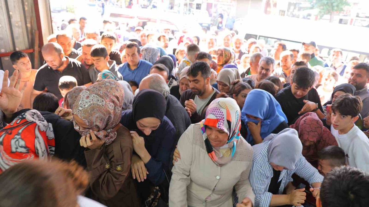 Giyim mağazasında indirim izdihama neden oldu
