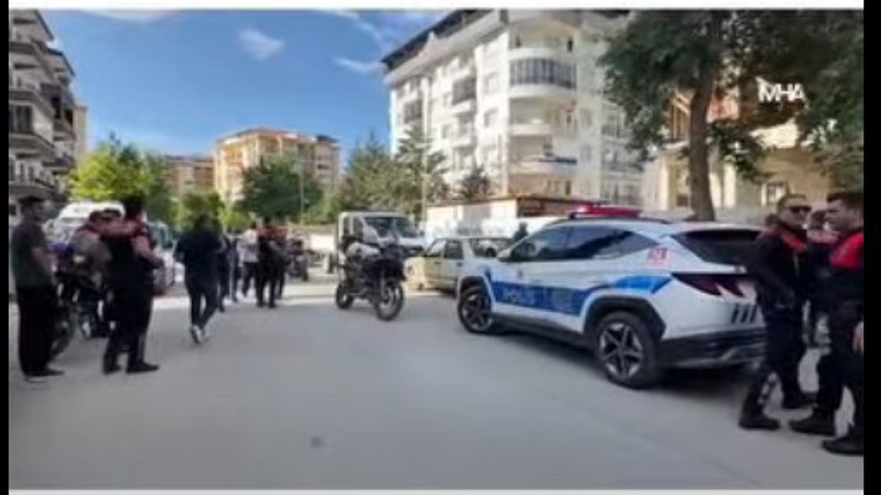 MALATYA’DA EMEK KAVGASI KANLI BİTTİ: ALACAĞINI İSTEYEN İŞÇİ HASTANELİK OLDU!