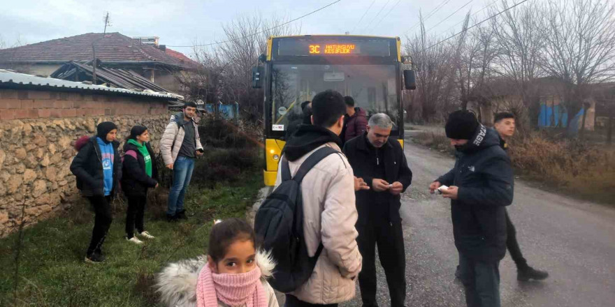 Belediye otobüsü yine arızalandı, yolcular yolda kaldı