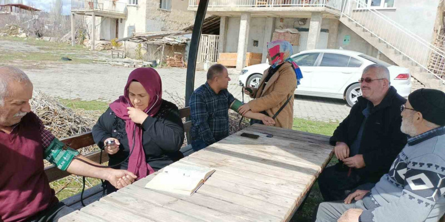 Beyşehir’de vatandaşlara tarlada, bahçede sağlık hizmeti