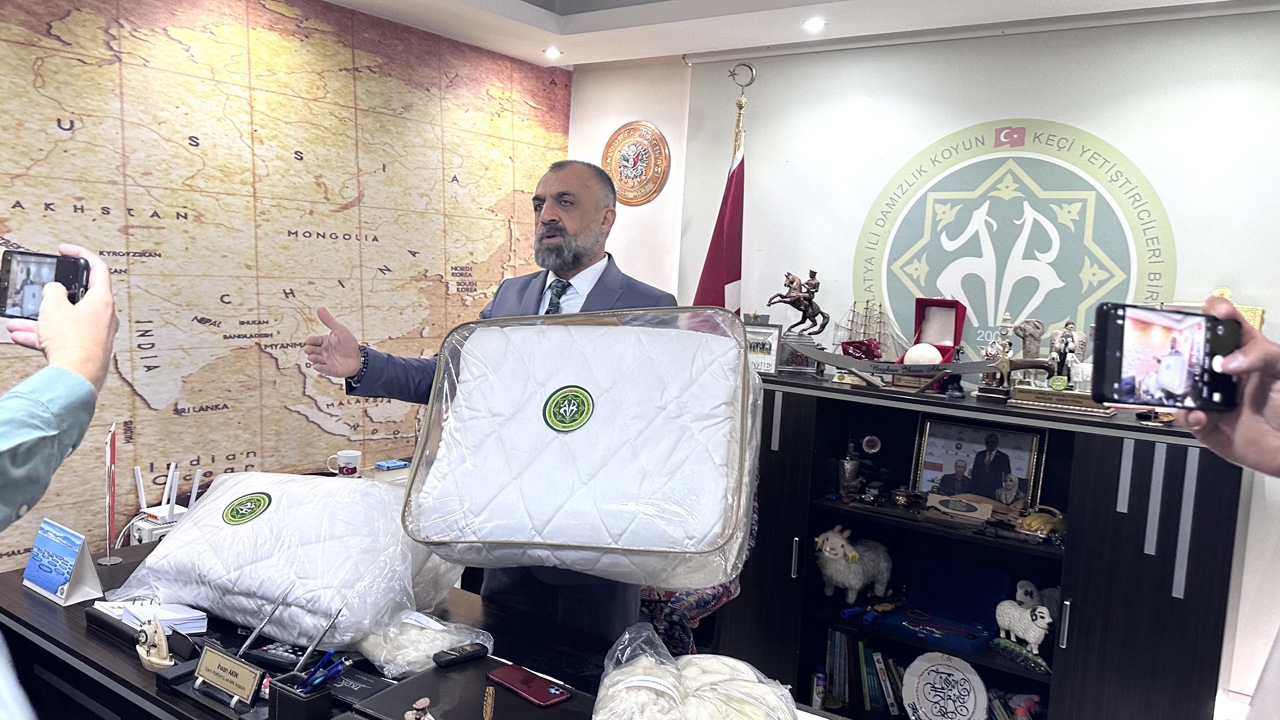 Malatya’da Yünler Çöpe Gitmeyecek: Koyun Keçi Yetiştiricileri Birliği Yünleri Yorgana Dönüştürdü