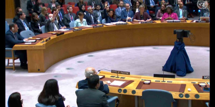 Birleşmiş Milletler (BM) Güvenlik Konseyi’nde yapılan oylamada, Gazze Şeridi’nde “genişletilmiş insani duraklamalar” talep eden karar tasarısı kabul edildi. Oylamada 12 ülke lehte oy kullanırken, Rusya, ABD ve İngiltere...