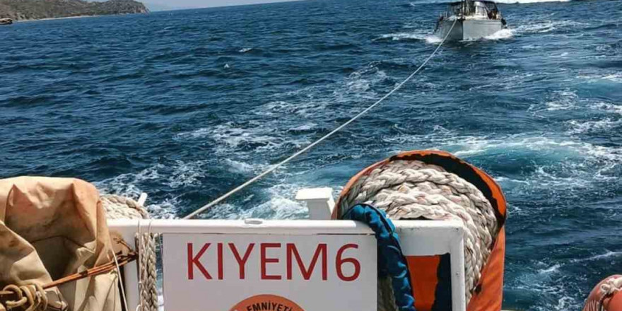 Bodrum’da arızalanan ve sürüklenen tekneyi KIYEM ekipleri kurtardı