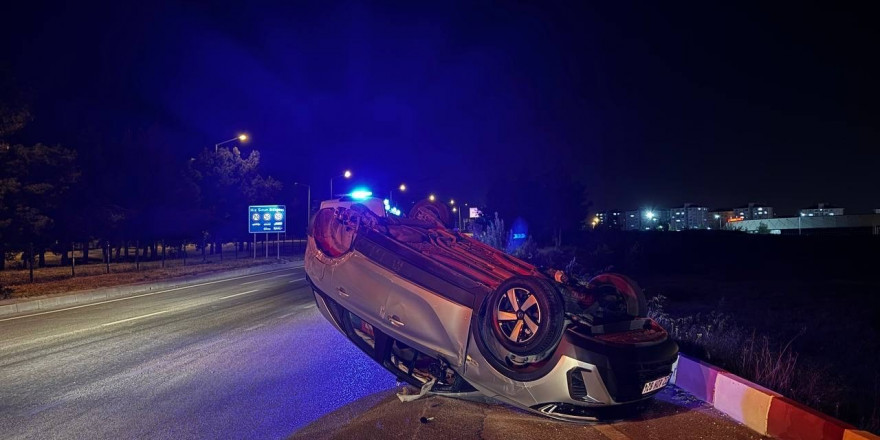 Burdur’da kavşağa kontrolsüz giren aracın çarptığı otomobil takla attı: 2 yaralı