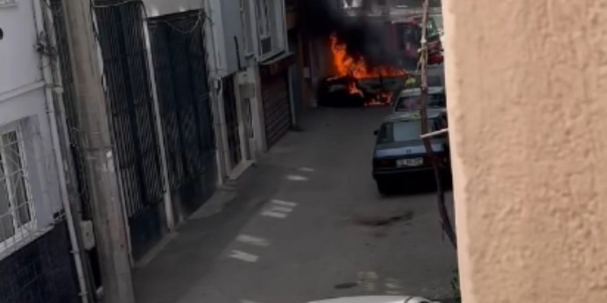 Bursa’da otomobil sokak ortasında alevlere teslim oldu