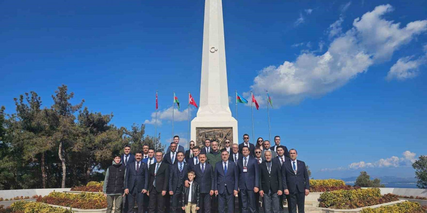 Büyükelçi Memmedov Azerbaycan Anıtı’na çiçek bıraktı