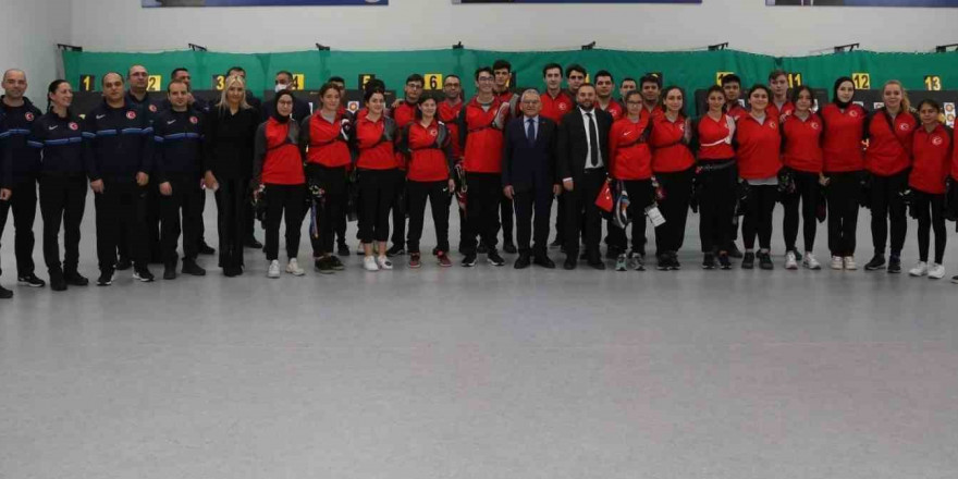 Büyükkılıç, Okçuluk Milli Takımı’na seçilen Büyükşehir Belediyesi Spor Kulübü sporcularını tebrik etti