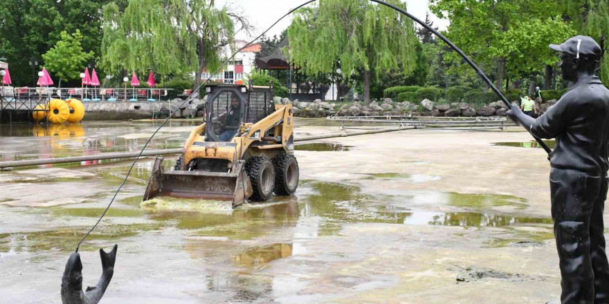 Büyükşehir, Atatürk Parkı’ndaki süs havuzunu temizledi