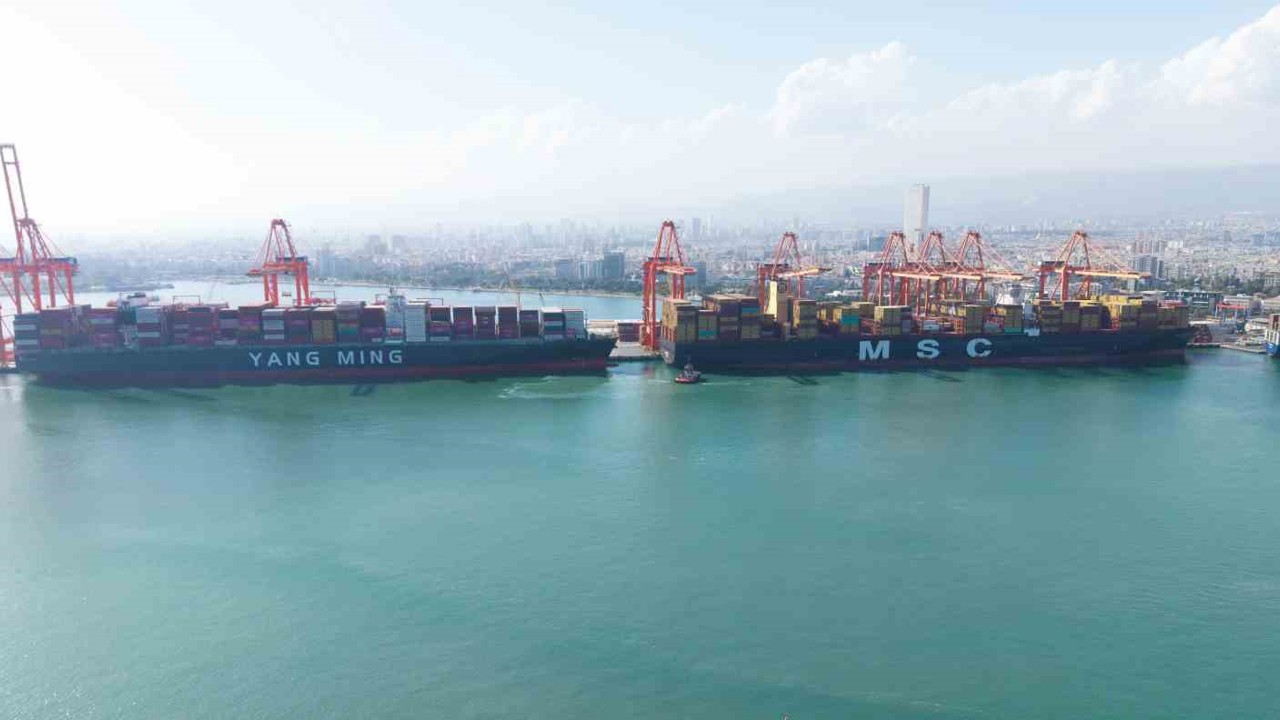 Mersin Limanı’nda tarihi gün: 400 metrelik mega gemi ilk kez demir attı

