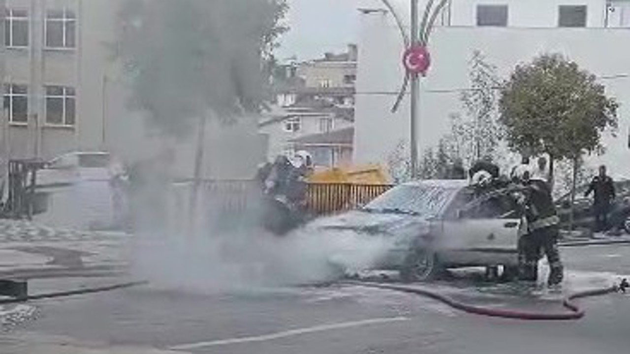 Seyir halindeki otomobilin motorunda yangın
