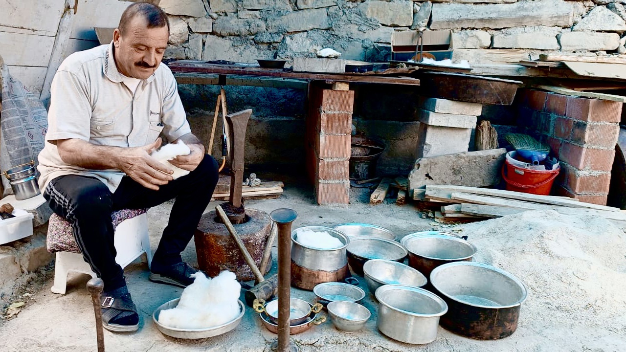 Darende’nin Son Kalaycısı Mesleğini Evinde Sürdürüyor