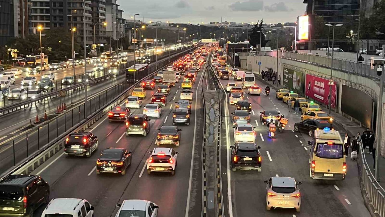 İstanbul’da trafik yoğunluğu akşam saatlerinde yüzde 69’a ulaştı
