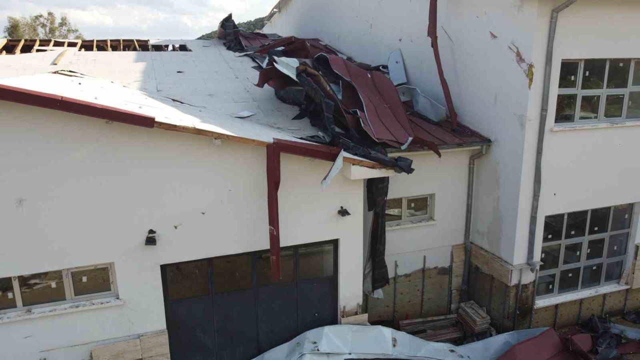Hortum öğrenciler içerideyken okulu vurdu, çatıyı uçurdu, ağaçları devirdi
