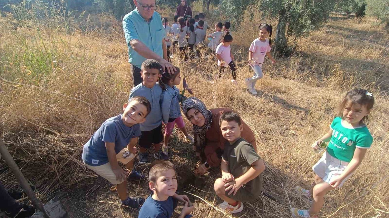 Minik öğrenciler fidan dikmeyi öğrendi
