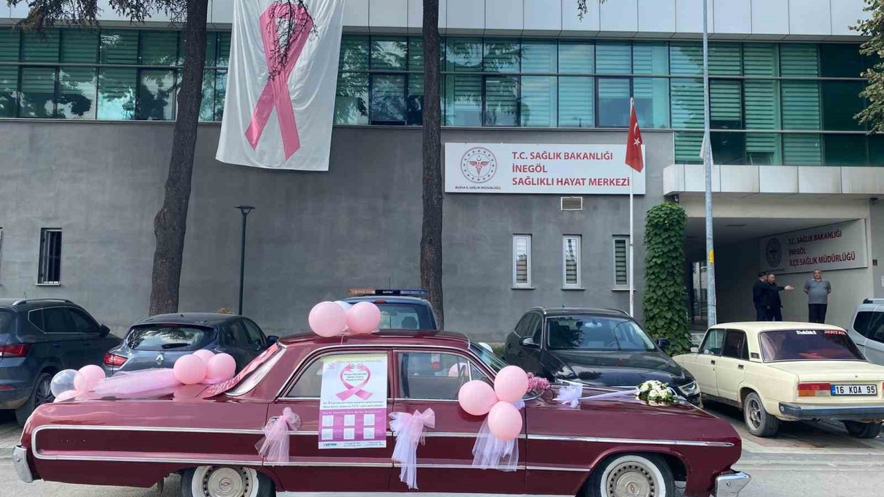 Klasik otomobil ile meme kanserine dikkat çekti
