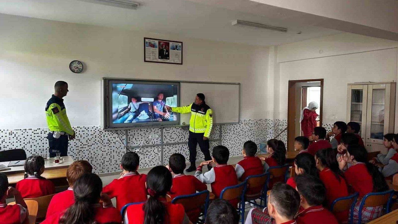Öğrenci ve öğretmenlere güvenli trafik anlatıldı
