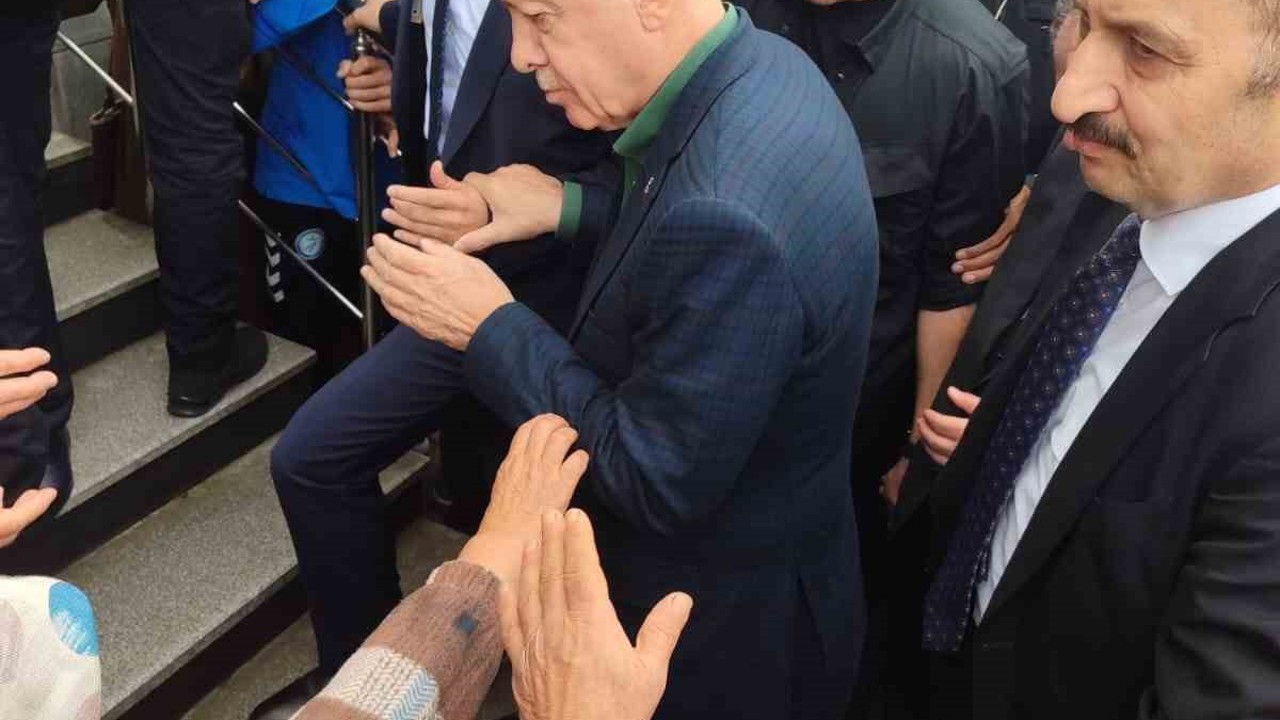 Cumhurbaşkanı Erdoğan cuma namazını Güneysu Merkez Camii’nde kıldı
