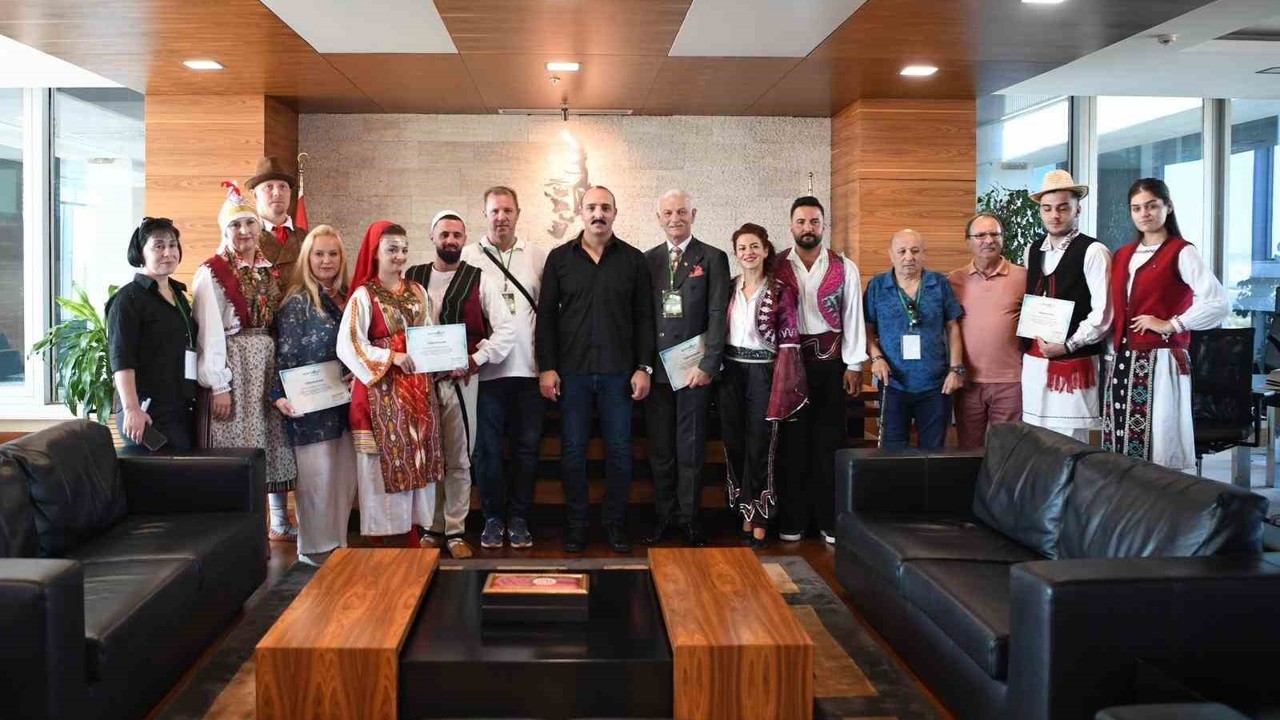 Halk danslarının kalbi Konyaaltı’nda attı
