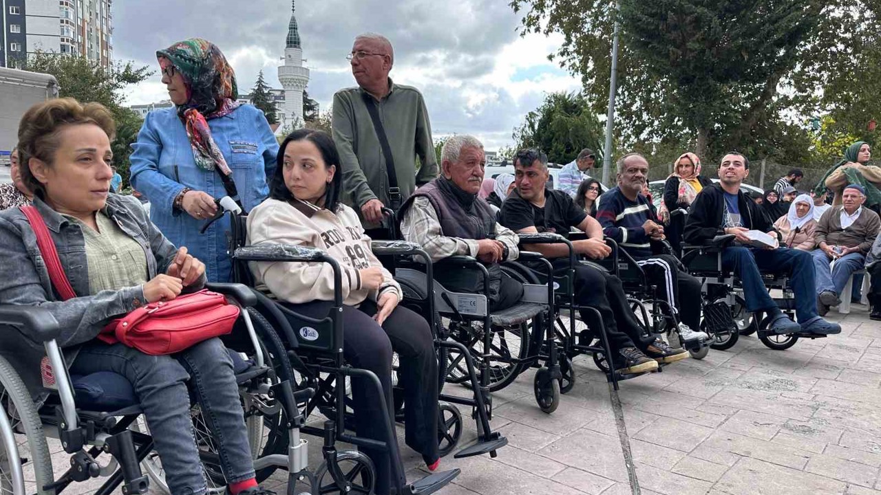 Polis memurundan ihtiyaç sahibi engellilere akülü sandalye desteği
