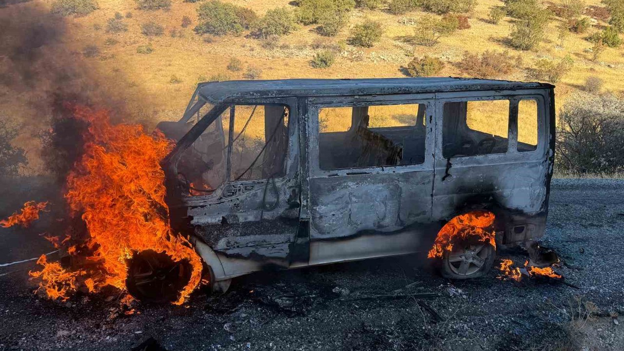 Gercüş’te seyir halinde alev alan minibüs küle döndü
