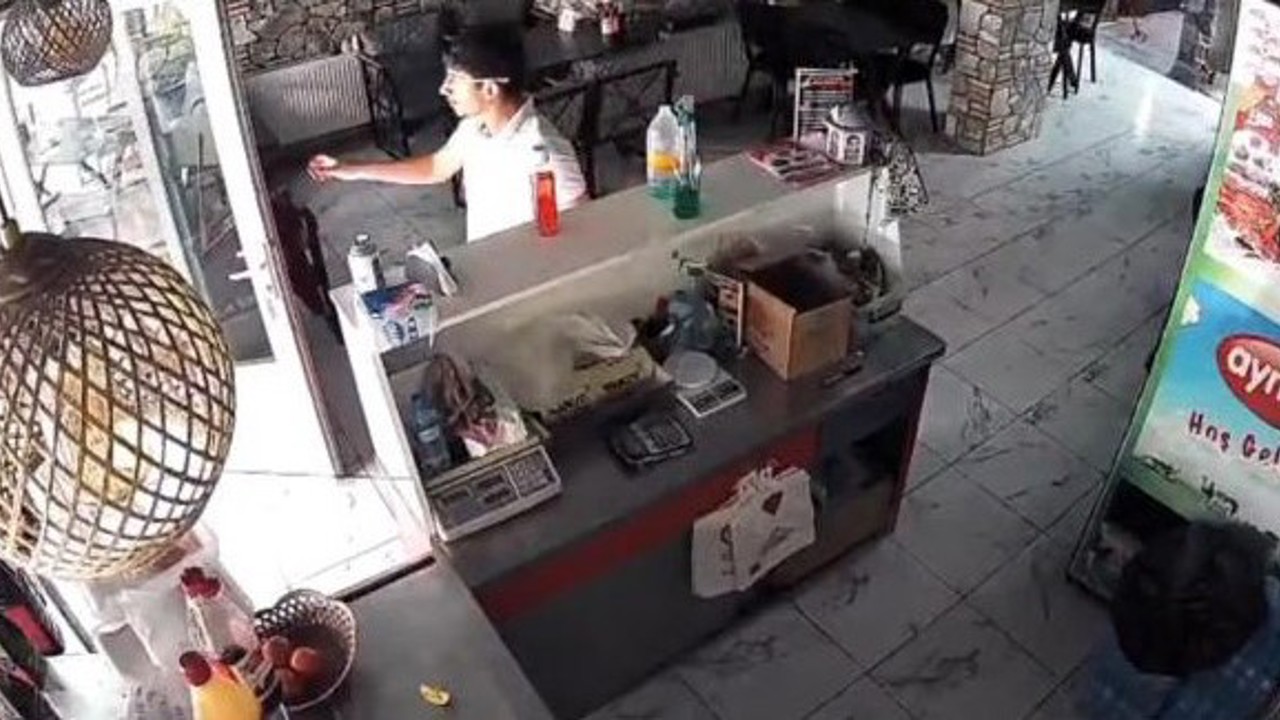 Kütahya’da deprem anı kameraya yansıdı
