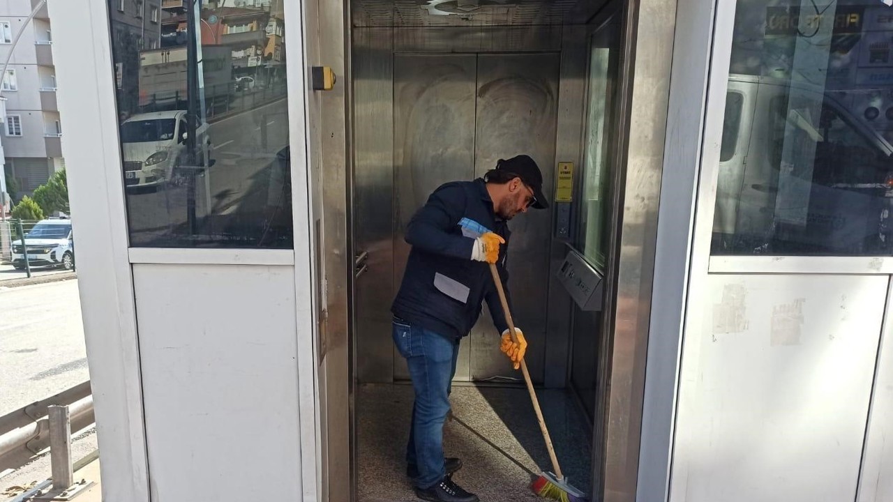 Gebze bölgesinde üst geçit asansörleri pırıl pırıl
