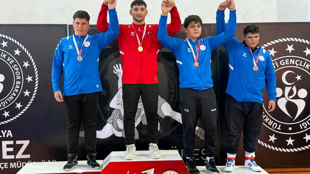 Manavgatlı güreşçilerden çifte şampiyonluk
