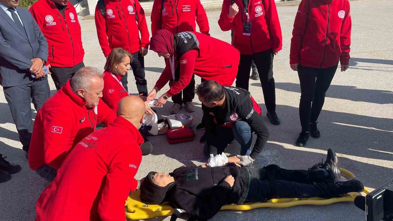 Tüm okullarda ortak eş zamanlı deprem ve yangın tatbikatı gerçekleştirildi
