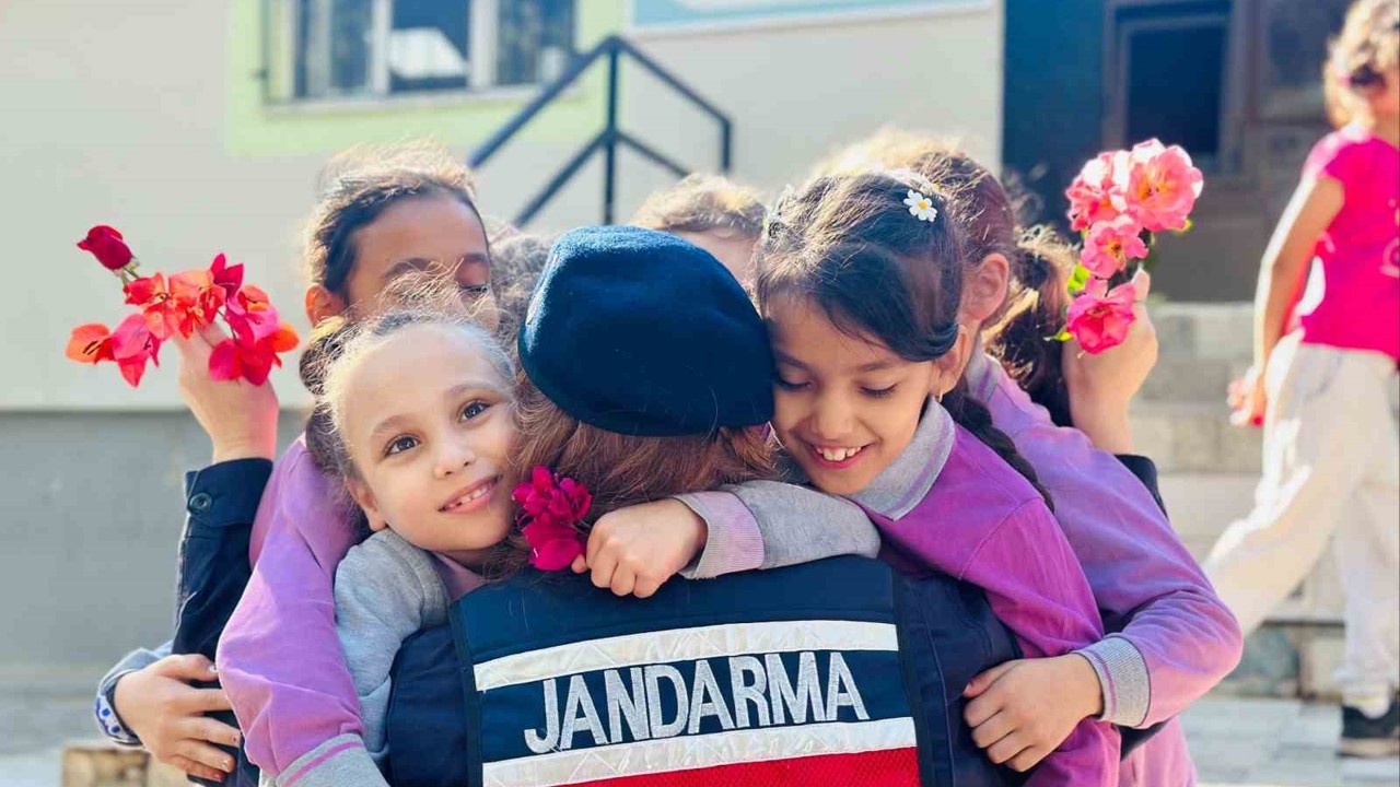 Jandarma kız çocuklarını unutmadı
