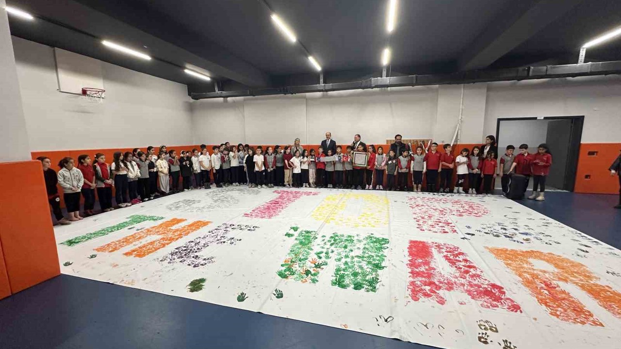 Minik ellerden büyük mesaj
