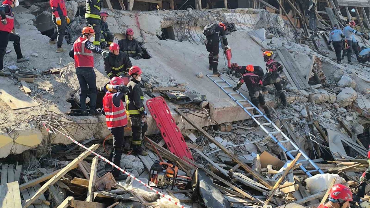 Antalya’da yıkımı gerçekleşen riskli yapı enkazında deprem tatbikatı
