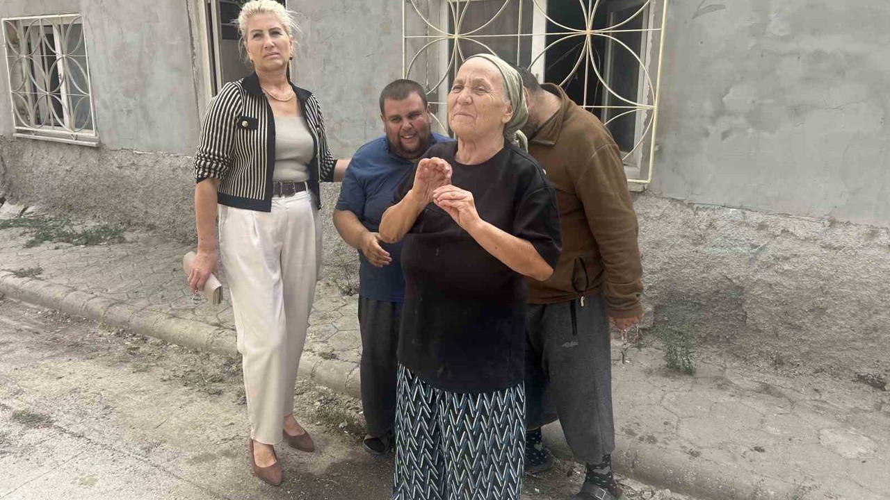 Anne ve 2 engelli oğlu yıllarca bu çöp evde yaşadı
