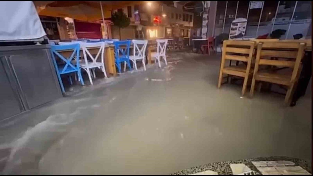 Çeşme’de şiddetli yağmur sele dönüştü
