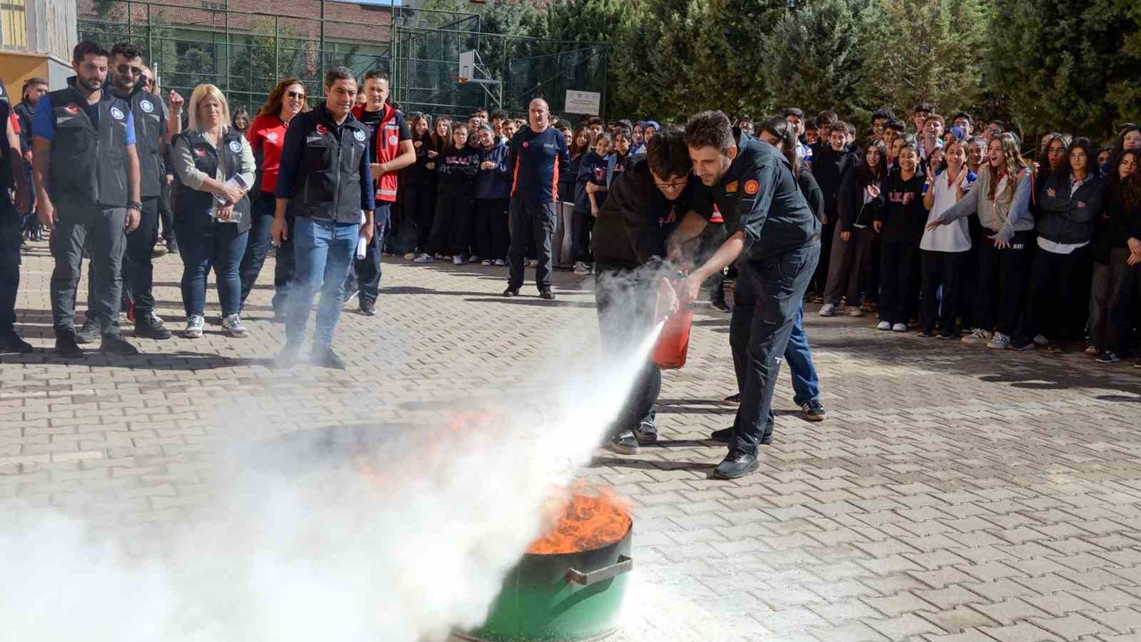 Afet Risklerinin Azaltılması Gününde öğrencilere uygulamalı eğitim
