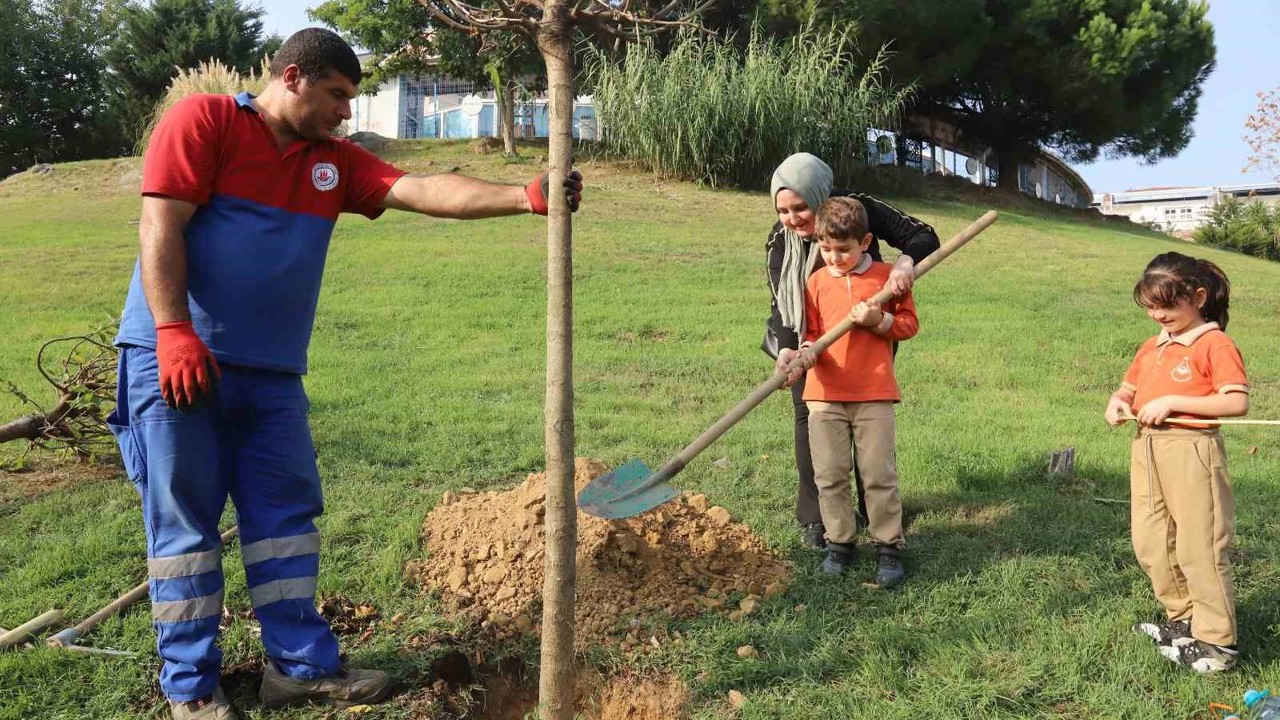Kağıthane’de doğan her bebek için bir fidan toprakla buluşuyor
