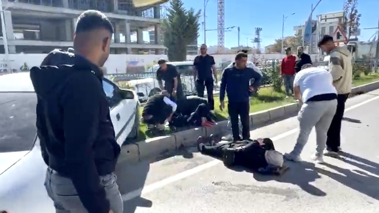 Tırın Sıkıştırdığı Otomobil Kaza Yaptı; 2 yaralı