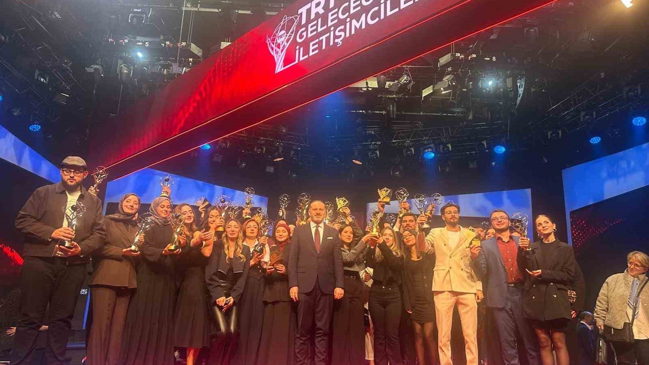 Anadolu Üniversitesi öğrencileri TRT Geleceğin İletişimcileri Yarışması’ndan ödüllerle döndü
