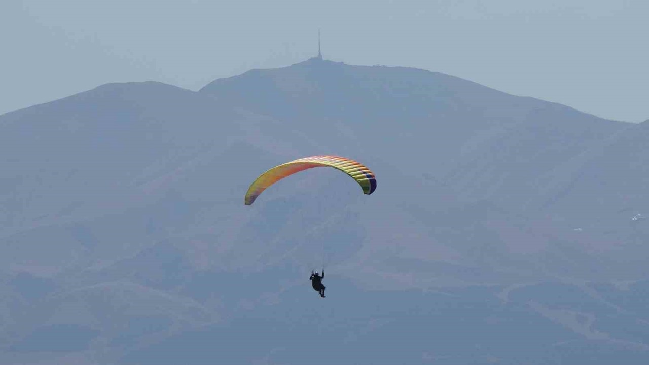 Erzurum’da gökyüzü rengarenk paraşütlerle süslendi
