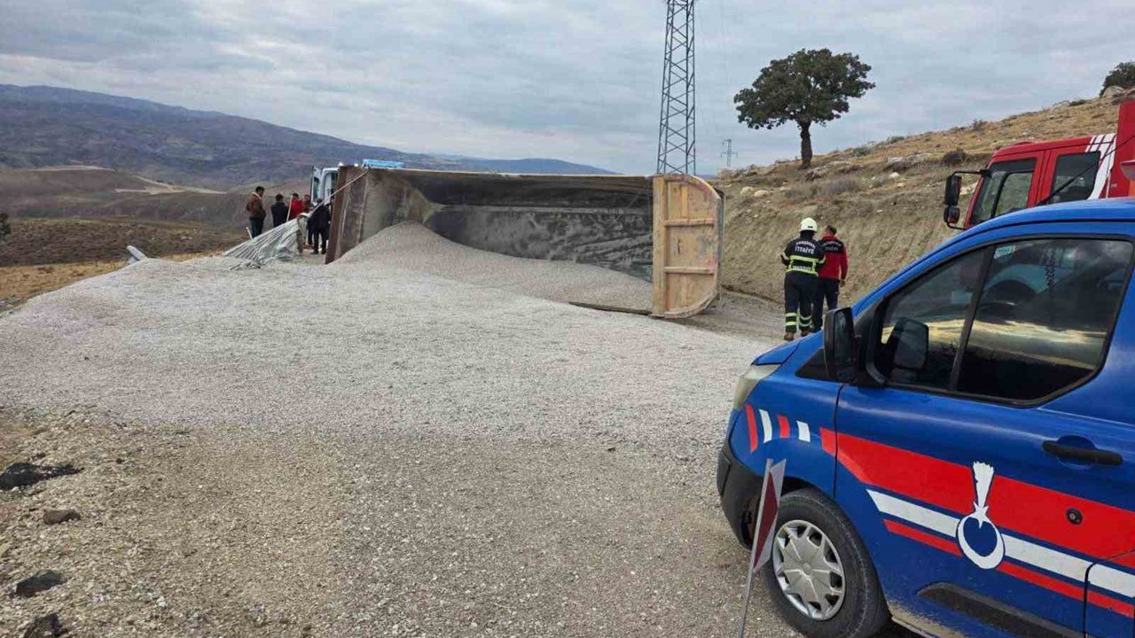 Kırıkkale’de mıcır yüklü kamyon devrildi: 1 yaralı
