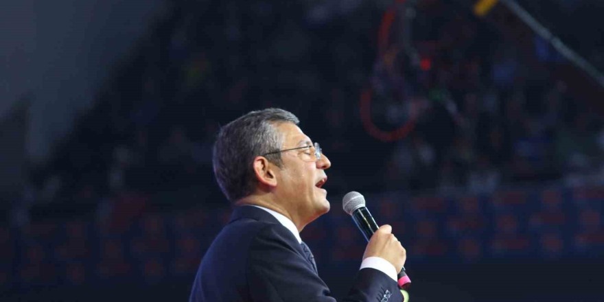 CHP Genel Başkanı Özel: 'Salondan 130 milletvekilimizle el ele omuz omuza çıkıyorum'
