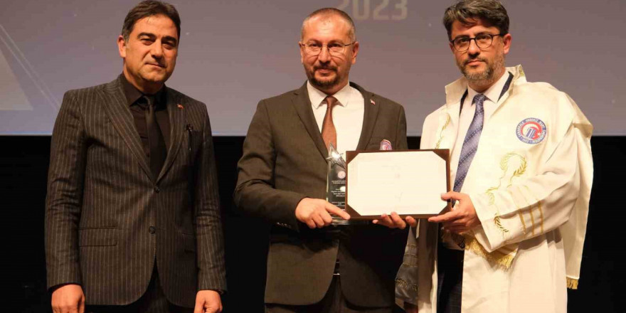 ÇOMÜ’den Ezine Gıda İhtisas Organize Sanayi Bölge Müdürü Alper Altınok’a ödül