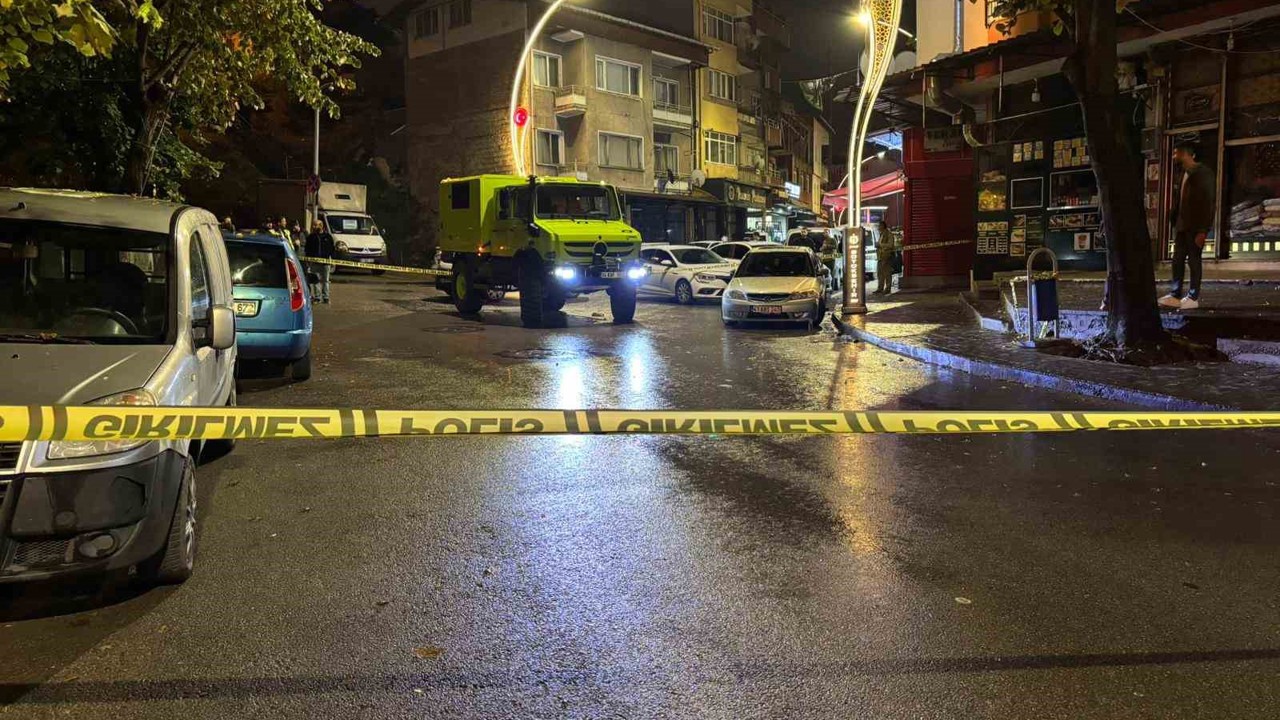 Sokak ortasında cinayet kamerada: Jiletle çevreye rahatsızlık veren şahıs silahla vuruldu
