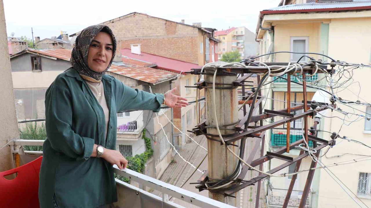 Yağmurlu havada evi şimşek değil, elektrik direğinden çıkan kıvılcımlar aydınlatıyor
