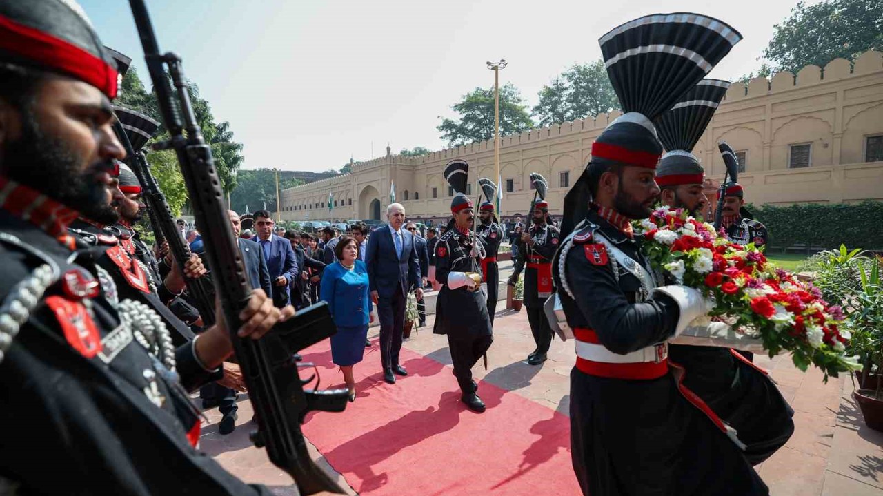 TBMM Başkanı Kurtulmuş, Pakistan’ın milli şairi Muhammed İkbal’in kabrini ziyaret etti
