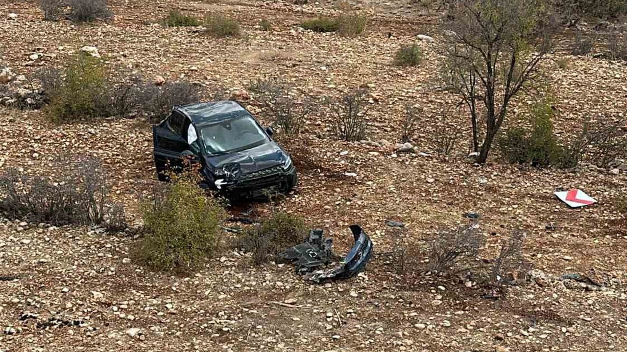 Mardin’de kontrolden çıkan otomobil şarampole devrildi: 2 yaralı
