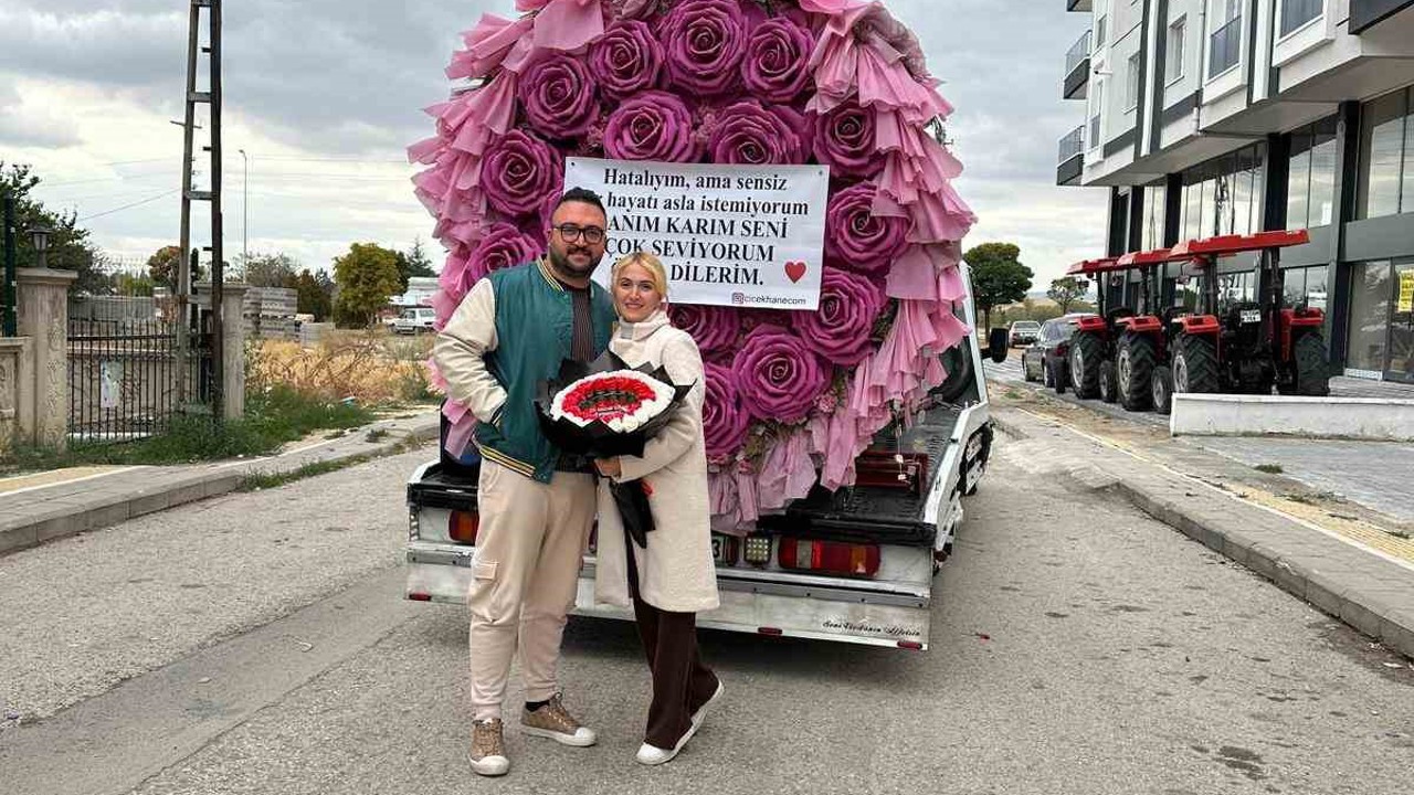 Çekiciyle dev bir çiçek buketi göndererek eşinden özür diledi
