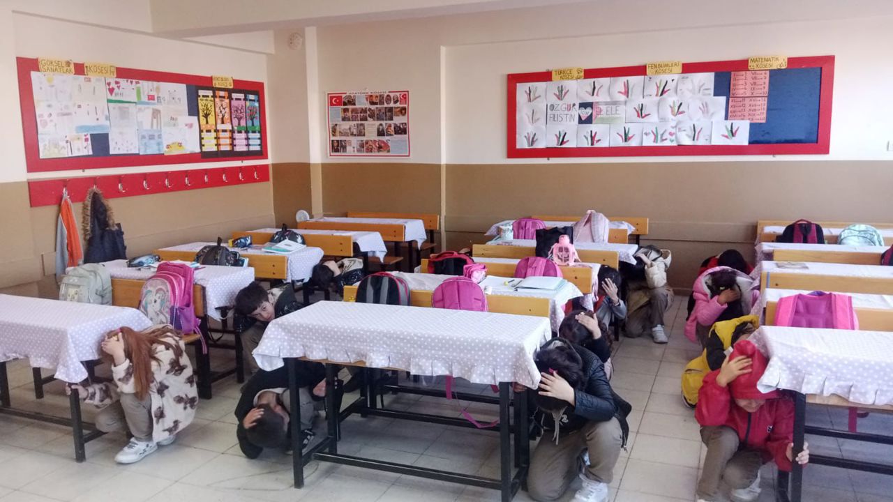 Malatya’daki Okullarda Eş Zamanlı Afet Tatbikatı Gerçekleştirildi
