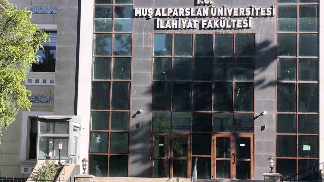 Muş Alparslan Üniversitesi’nde engelli vatandaşlardan "çalışmayan asansör" tepkisi
