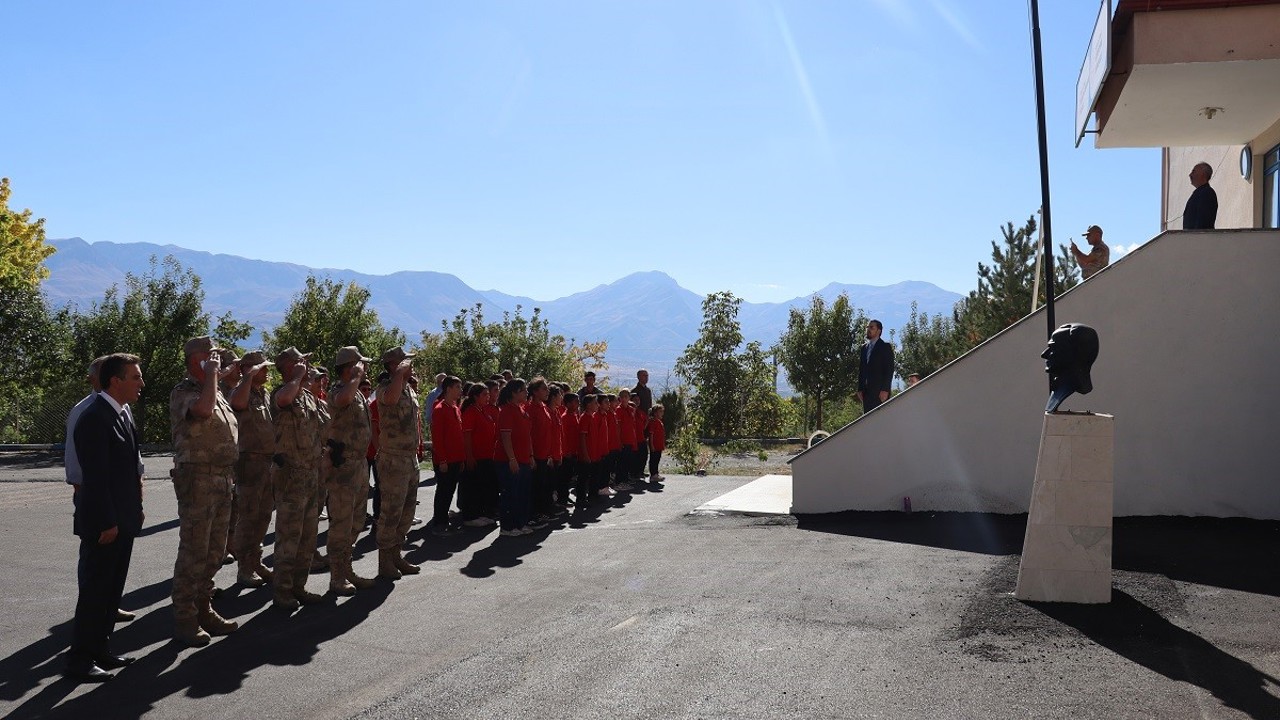 Köy okuluna jandarmadan Atatürk köşesi
